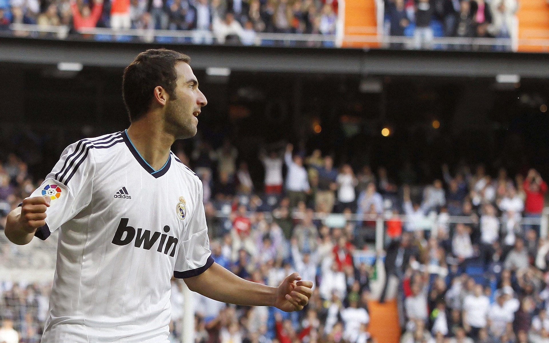 皇马双前锋配合默契，进攻效率提升，皇马效力过的前锋